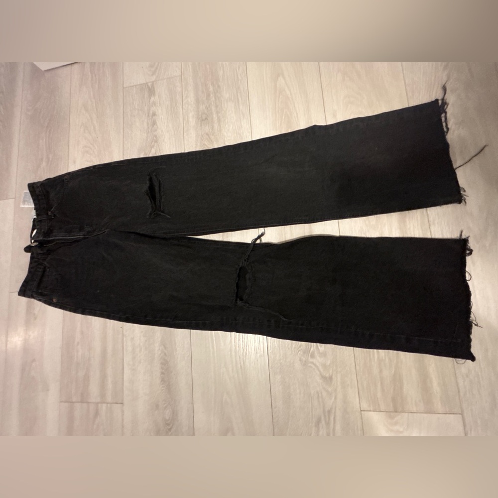 Zara Black Straight woman’s Jeans with Knee Rips